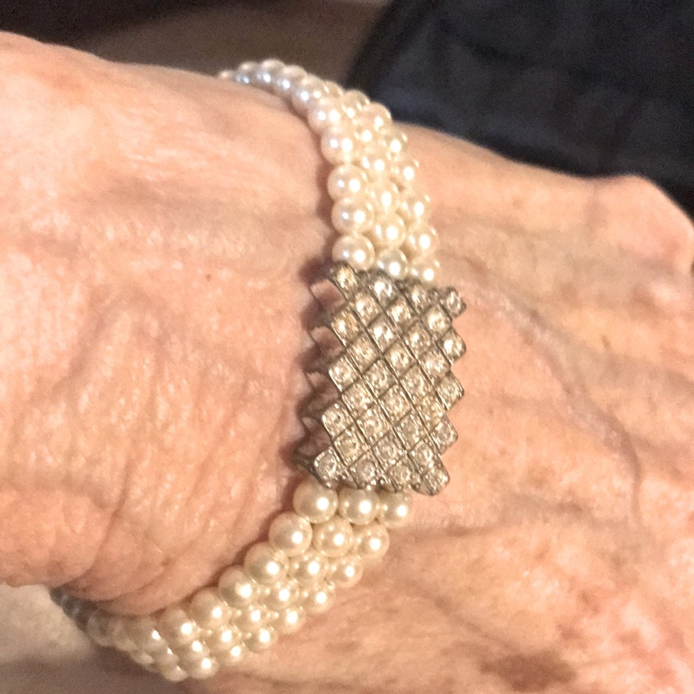 Pearl braclet with rhinestones!